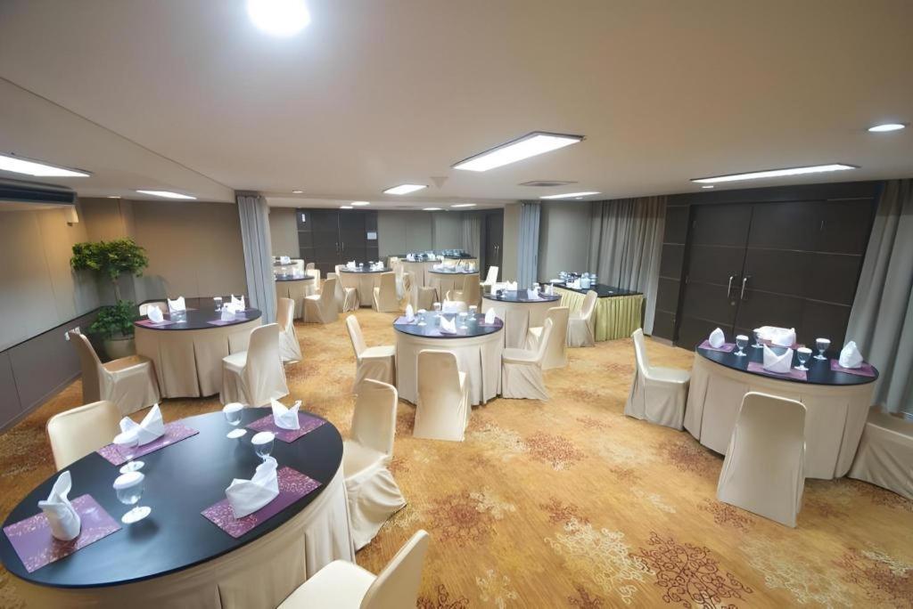 Sofyan Hotel Cut Meutia Джакарта Екстериор снимка